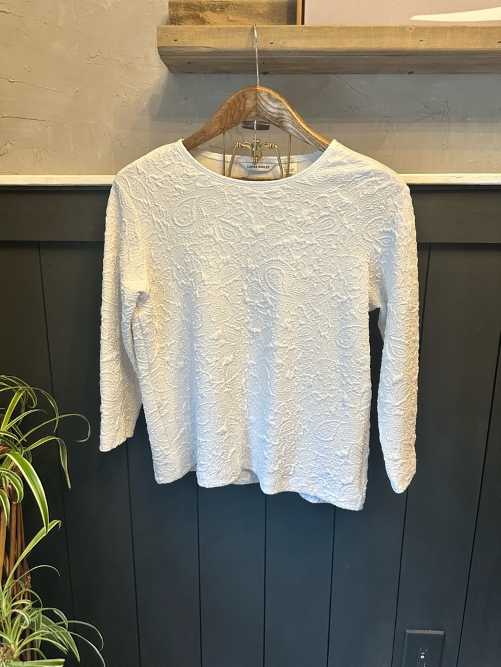 Laura Ashley White Raised Paisley Textured Women's Top size S‎